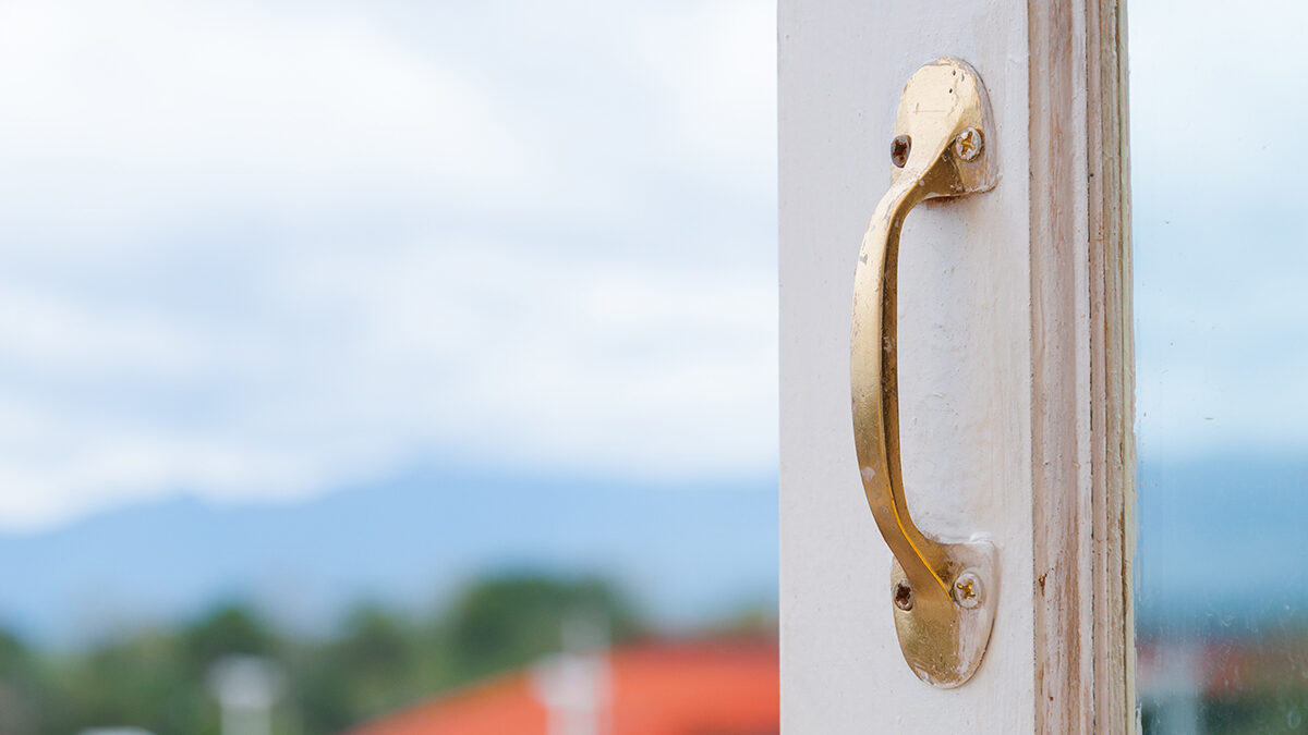 steel vs fiberglass doors, door handle close up