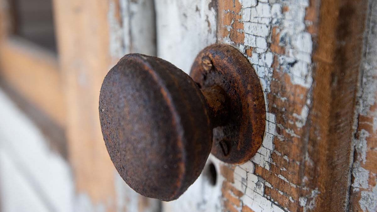 signs for door replacement rusty doorknob showing Signs for Door Replacement