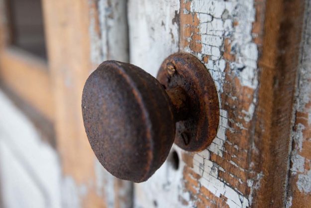 signs for door replacement rusty doorknob showing Signs for Door Replacement