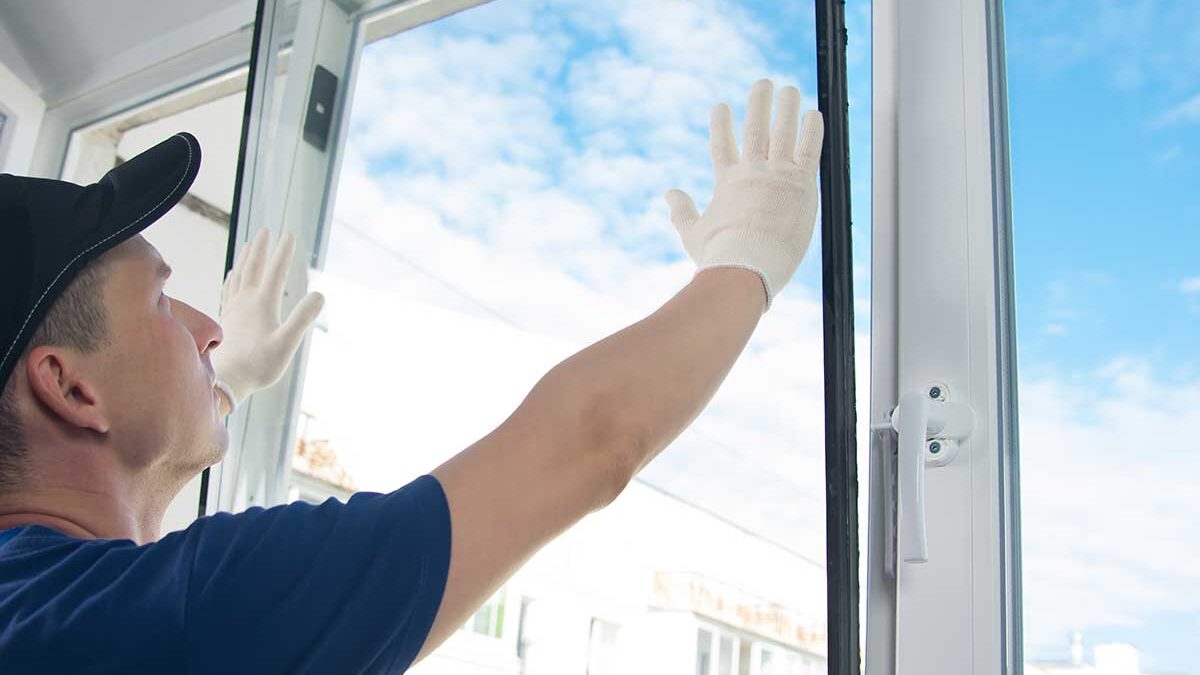 man installs new windows