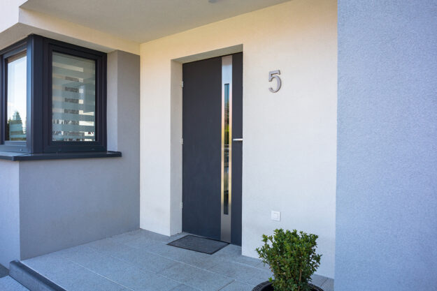 Differences-Between-Steel-Doors-and-Fiberglass-Doors a steel entry door on the front facade of a home